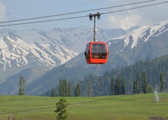 red cable car on focus photography